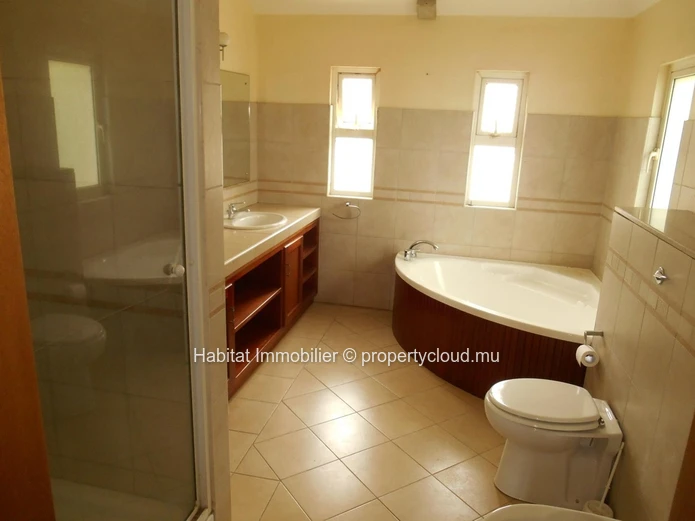 FOR SALE - Nice house of 400 m2 in Albion.