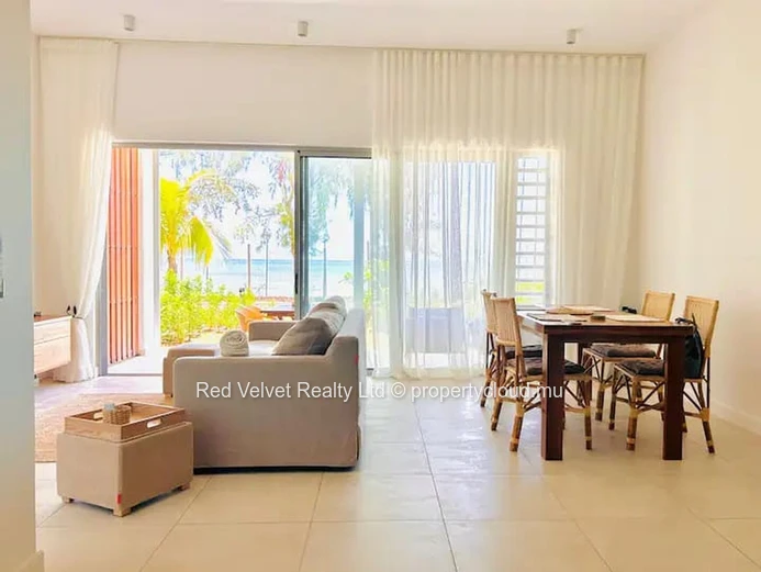 Appartement en bord de mer à louer à Grand Gaube | 3 chambres avec salles de bain attenantes | Terrasse et jardin