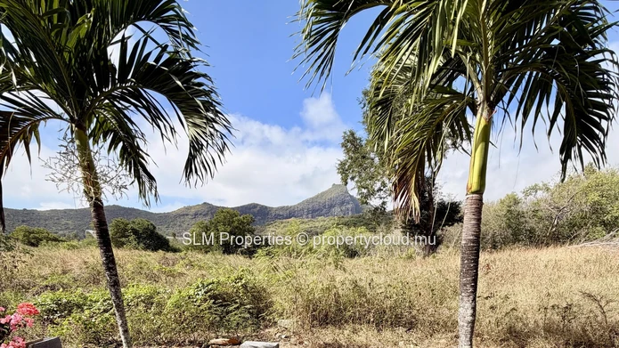 Terrain résidentiel de 1 374 m² à vendre à Pailles