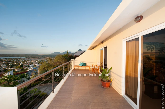 Magnificent modern apartment of 320m2 with private swimming pool and stunning views over the bay