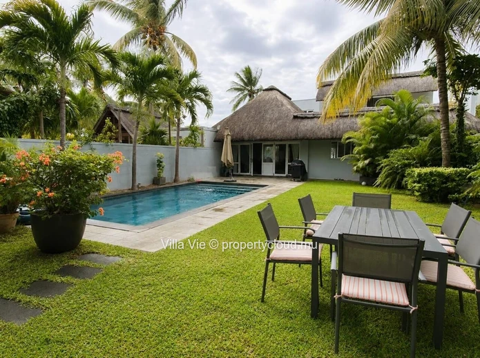 Grand Baie - Beachfront 4-bedroom family home with swimming pool (Sole Mandate)