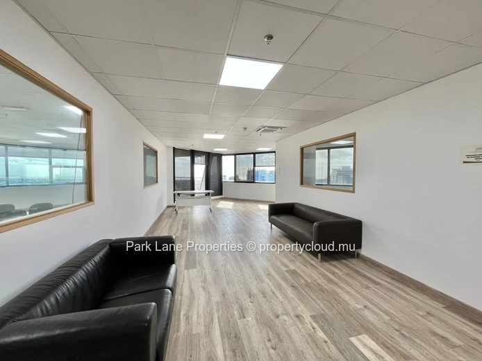 Bureau de 1 011 m² à louer à Ebène