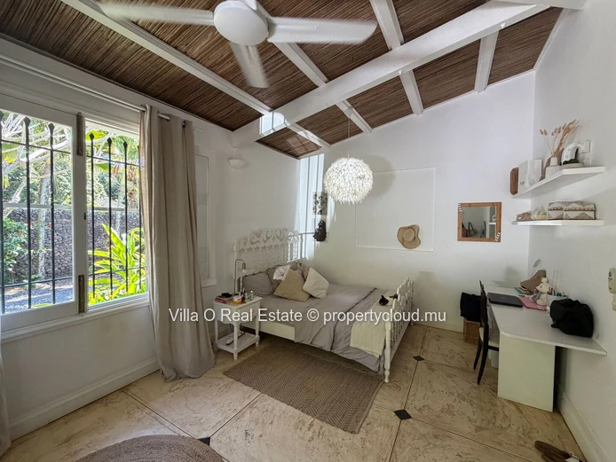 A true marvel, this lovely Creole house with 4 bedrooms, including 2 en-suite, and its vast colonial terrace exudes w...