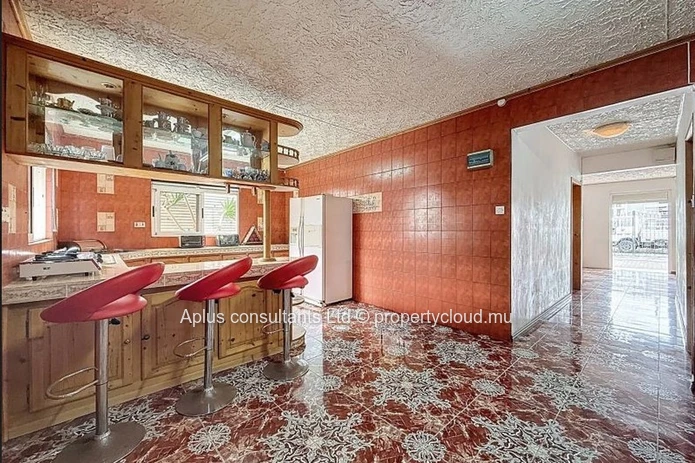 Maison meublée de 4 chambres à Rose Hill — Carrelages rétro, balcon et parking