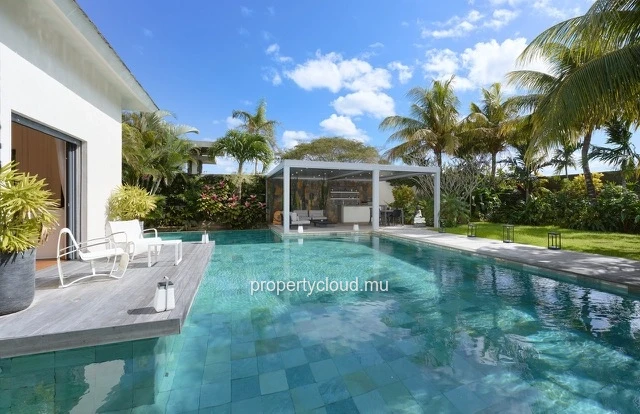 A vendre villa de 4 chambres en suite + bureau de 414,20 m2 sur un terrain de 1 065 m2 accessible aux etrangers à Gra...