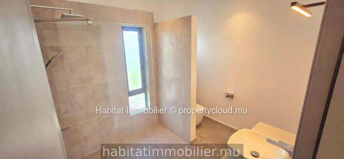 Découvrez ce magnifique appartement de 199 m², meublé et équipé, situé à Moka. Profitez d'une vue spectaculaire et di...