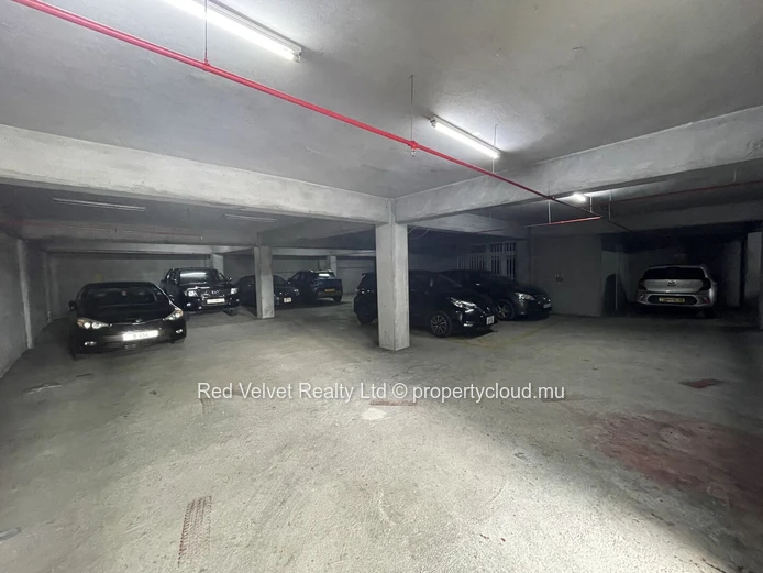 Espace commercial de 3 000 pieds carrés au rez-de-chaussée avec stationnement – Quatre Bornes