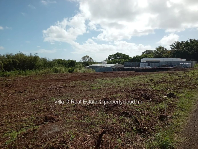 A secure investment with this advantageous location offering 3 access points from Grand Baie, Chemin 20 pieds, and Pe...