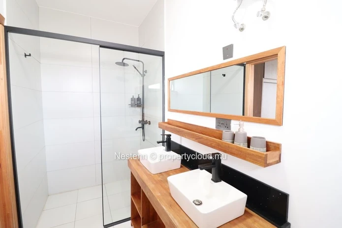 Modern Coastal Living – Elegant Fully Furnished Apartment at 3 mins from Flic en Flac Beach