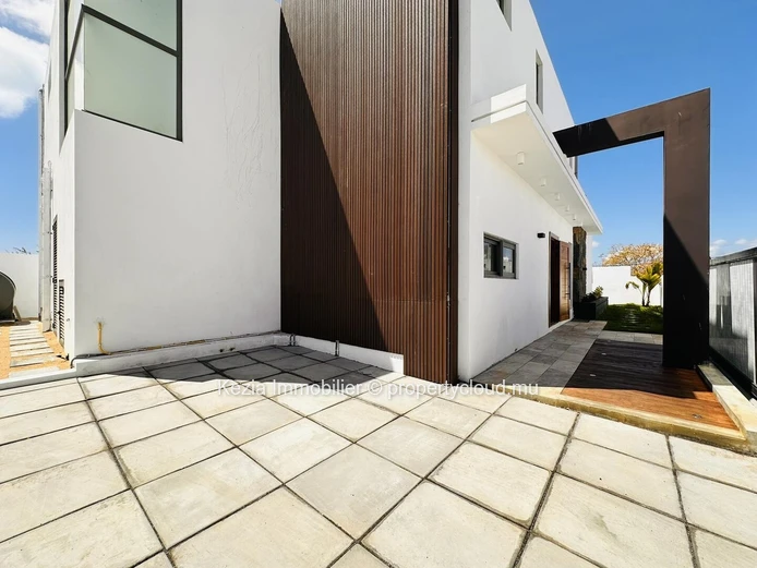 Contemporary Villa With Sleek Architecture