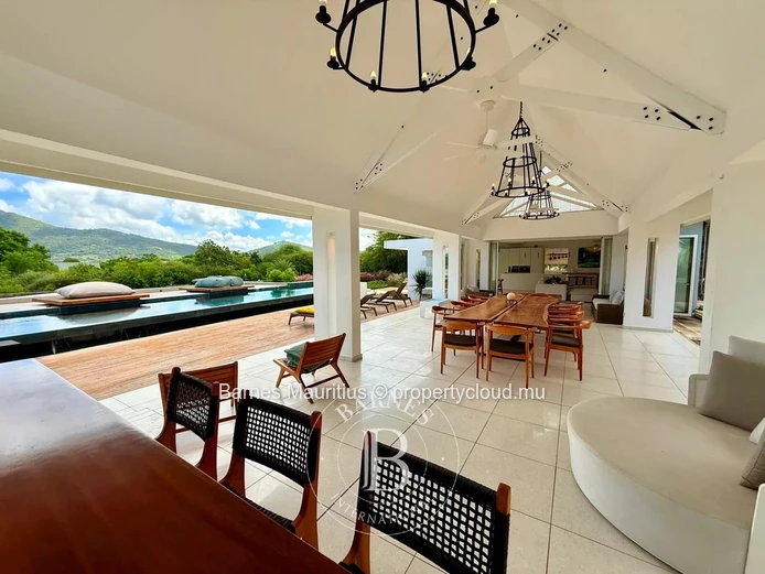 RIVIÈRE NOIRE – Architect-designed villa with mountain view – 3 bedrooms