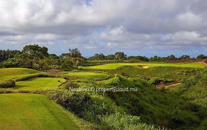 Residential land of 2293 m2 on golf course with sea and mountain views