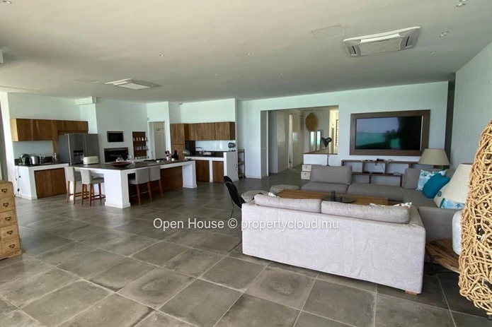 Beachfront penthouse, 4 bedrooms, 4 bathrooms, swimming pool, sea view. Grand Baie. Local market only