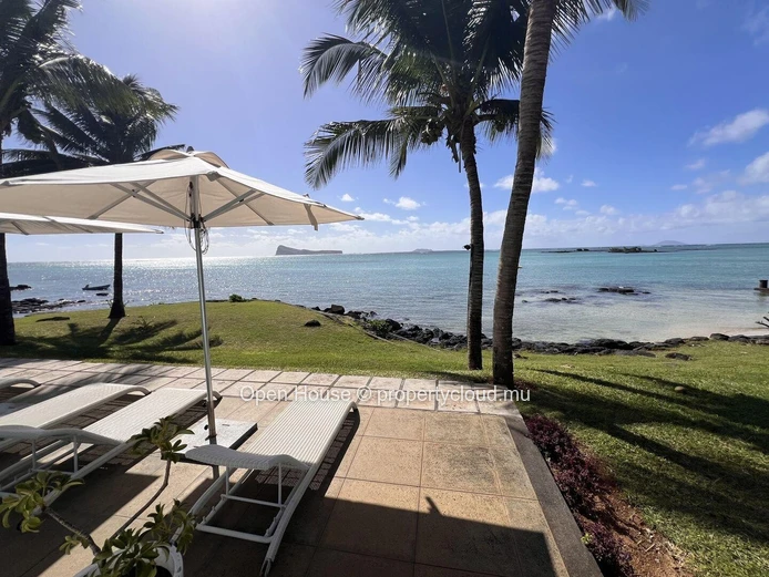 Magnifique appartement pieds dans l'eau, vue féérique sur le lagon de Cap Malheureux et les îles. 3 chambres. Piscine.