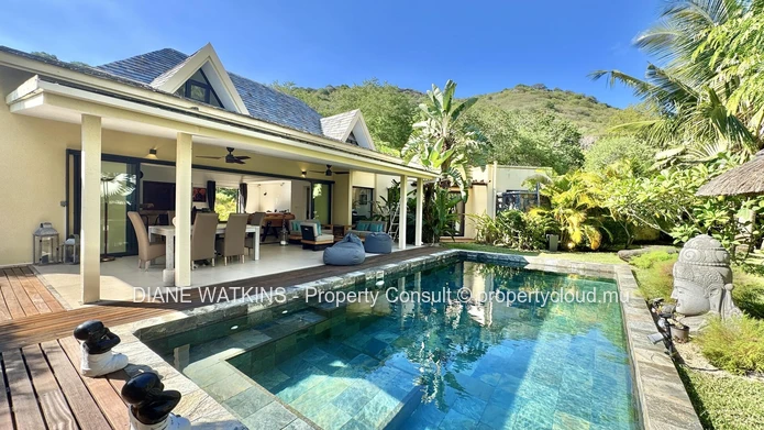 À Vendre - Spacieuse Villa d'Inspiration Balinaise à Rivière Noire