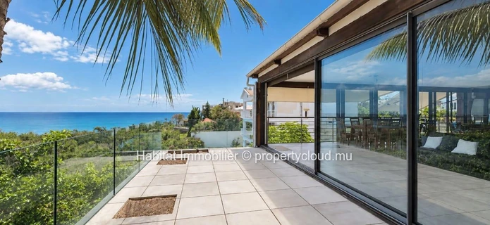 Unfurnished family house of approximately 230 m² at Flic-en-Flac