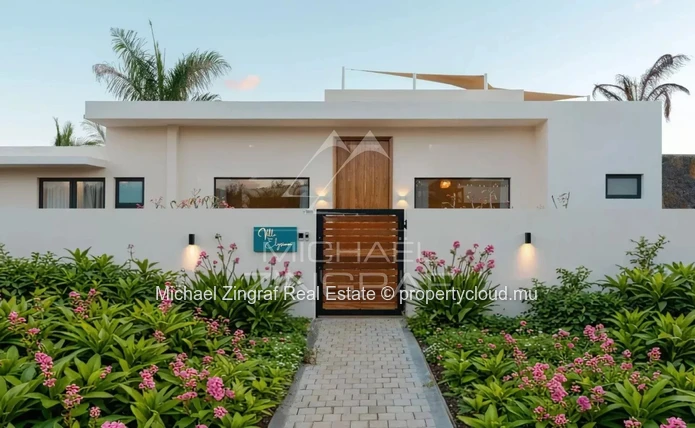 Contemporary Villa with Panoramic Golf Views