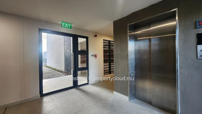 Appartement moderne d'une chambre à coucher à l'Avenir avec vue sur la montagne, balcon, climatisation et parking séc...