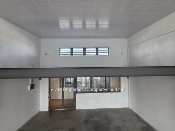 Location local commercial 97 m² avec mezzanine à Calebasses