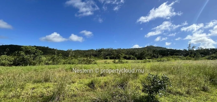 Terrain résidentiel de 5 015 m² avec accès golf 