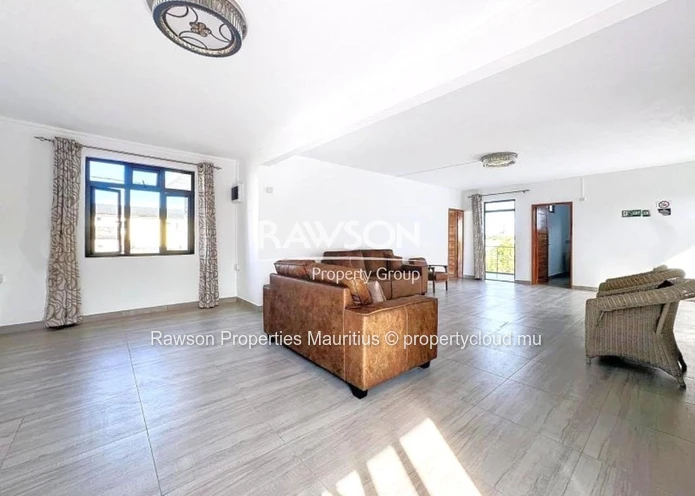 Maison Familiale 4 Chambres | Grand Baie | 280 M² | Opportunité D'investissement | Réservée Aux Citoyens Mauriciens