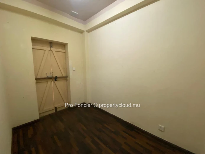 Office for rent in Trianon - Warm and Accessible 151 m² Office Space for Rent with Parking & Highway Access.