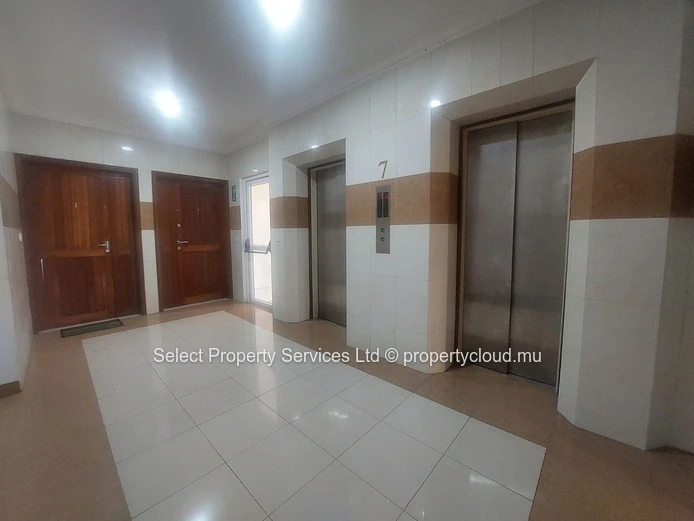 À Vendre : Spacieux Appartement au Centre de Quatre Bornes à Rs