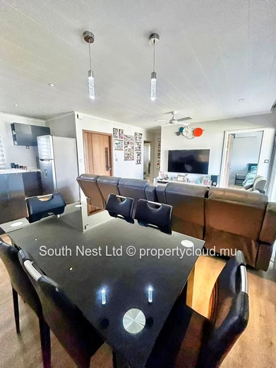 Located in the idyllic setting of Cap Malheureux, this sumptuous contemporary villa combines elegance, comfort, and t...