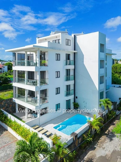 Building for sale in Trou aux Biches, 780m² living space, 671m² of land, shared pool, close to the beach and shops, 8...