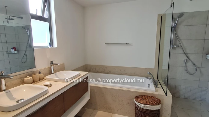 Mont Choisy Park in Grand Baie - IRS Apartment for sale 214m², 3 bedrooms, shared swimming pool, accessible to foreig...