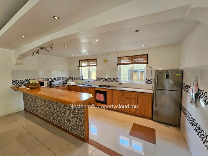Nestenn present this 3 bedrooms apartment well located in Ville Noire