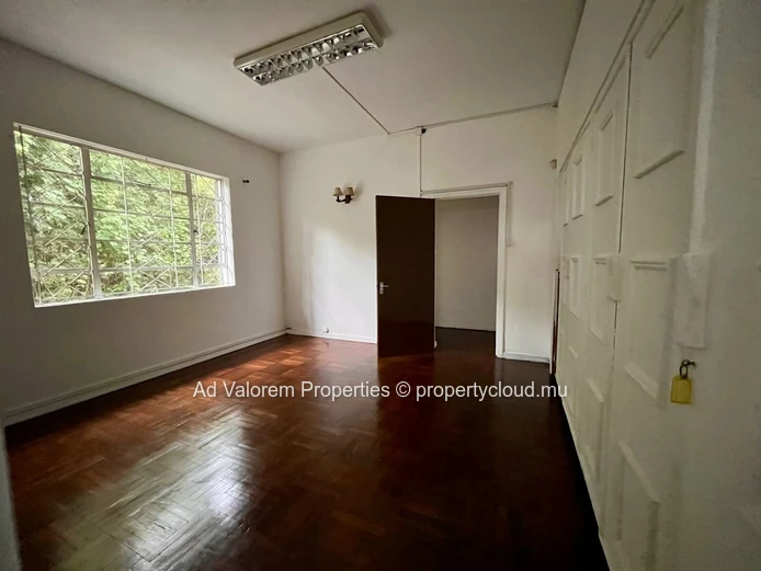 À Vendre : Grande Maison Familiale de Charme – Plein Cœur de Moka | 288 m² habitables • Terrain clos de 2 830,34 m2