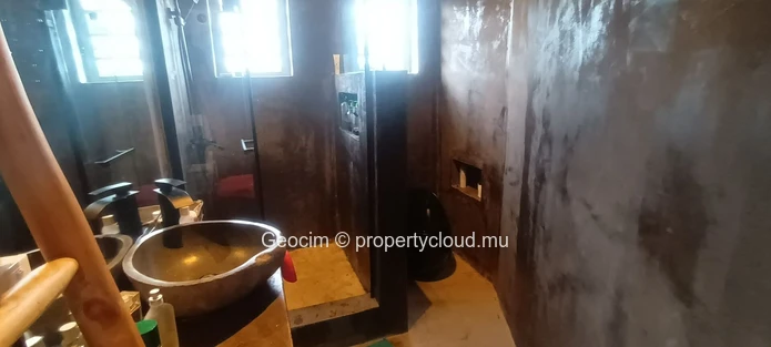 Tamarin Maison meublée rénovée de 4 càc 3 sdb Terrasse Piscine Jardin arboré. Sur 284 toises terrain clos. (Mandat exclusif)
