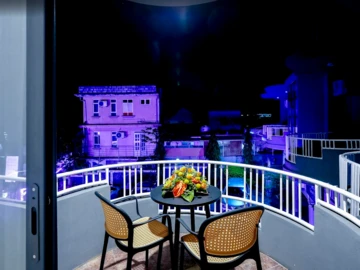 8 Bedroom Apartment