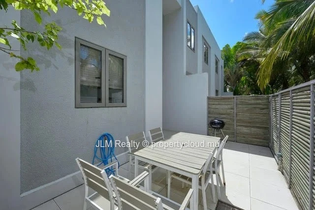 À vendre : Triplex de 3 chambres avec piscine commune à Pereybere, Île Maurice