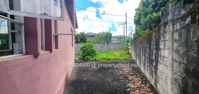 Semi furnished house for sale at royal road Montagne Blanche