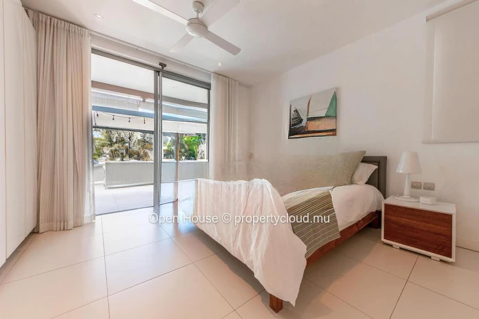 Appartement pieds dans l'eau à louer à Rivière Noire, Tamarin, 4 chambres, piscine privée, meublé.