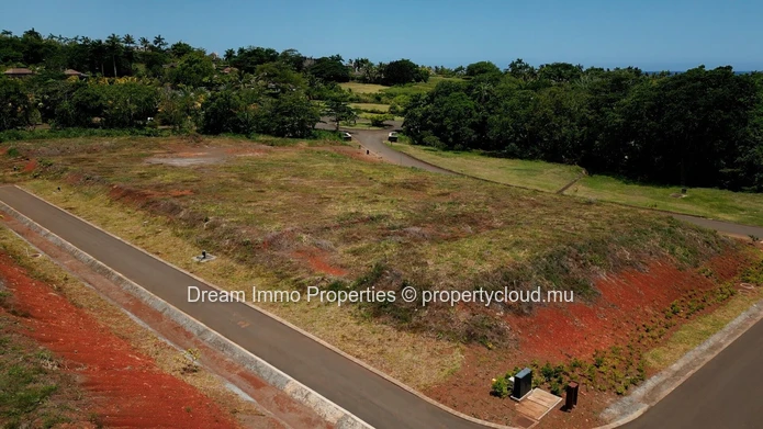 Beau et grand terrain de 1 575 m² dans le prestigieux domaine golfique Heritage Villas Valriche à Bel Ombre – Ile Mau...