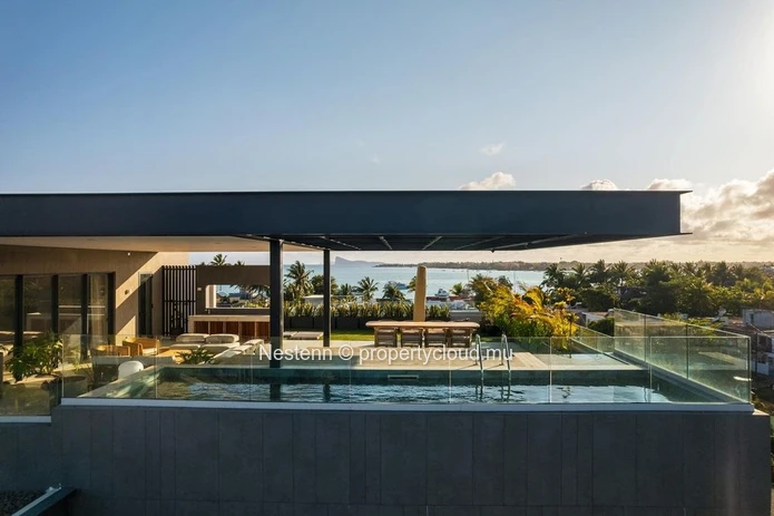 Four-bedroom penthouse in a prestigious estate with golf, a short walk from the beach and shops.