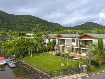 Villa 5 chambres : Luxe, Élégance et Vue Panoramique à Vendre sur la Côte Ouest de l'Île Maurice