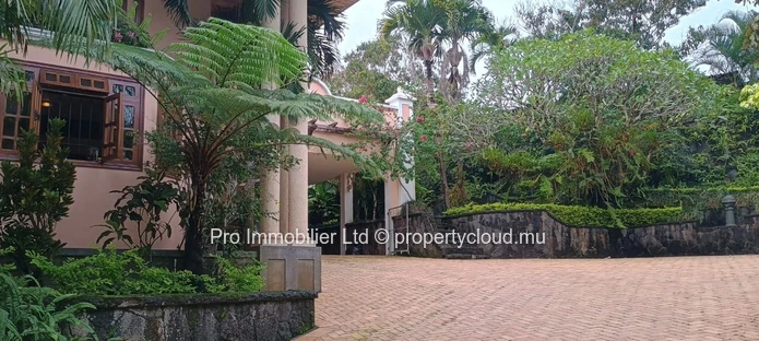 Executive House for Sale , Prestigious Floreal Area.