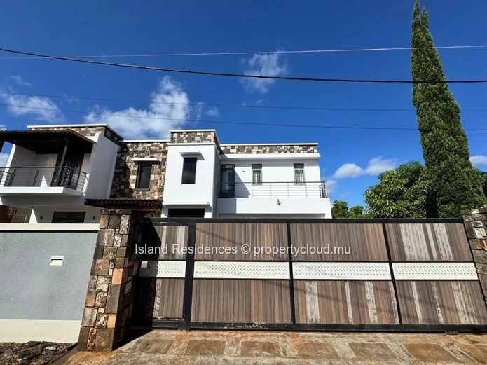 Maison moderne et spacieuse, entièrement meublée avec 4 chambres et double garage