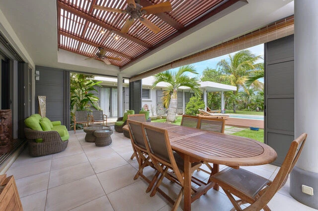 Contemporary Villa With Refined Architecture
