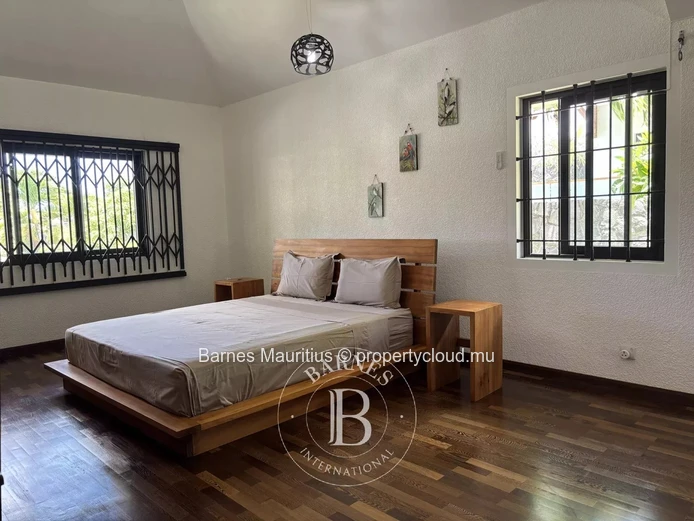 BEAU VALLON - Maison de 493 m² sur terrain de 1 630 m² - 4 chambres