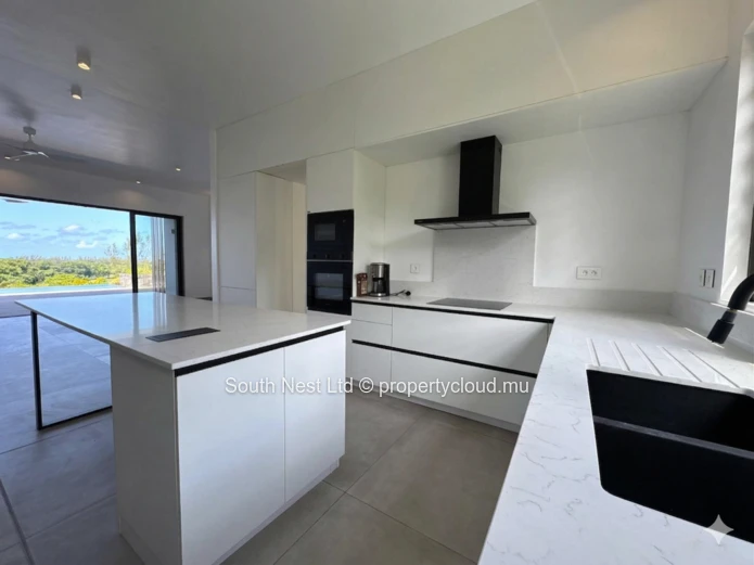 Luxury villa with access to a 5-star lifestyle in Valriche