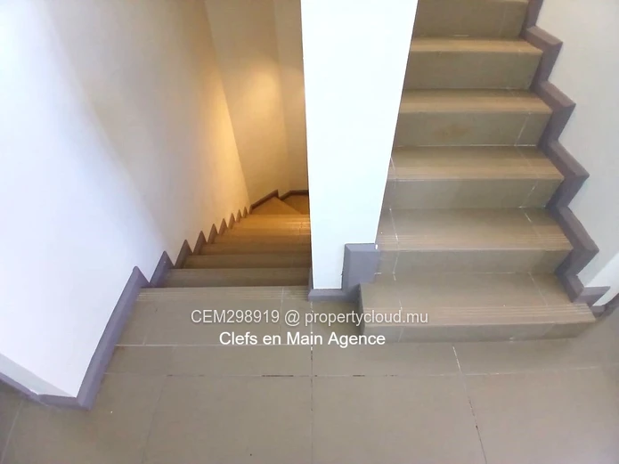 Duplex de Luxe Meublé à Louer – Azuri Village, Roches Noires