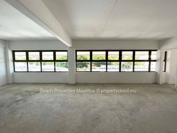 Unité de bureaux flexible dans un quartier commercial dynamique de la côte Ouest