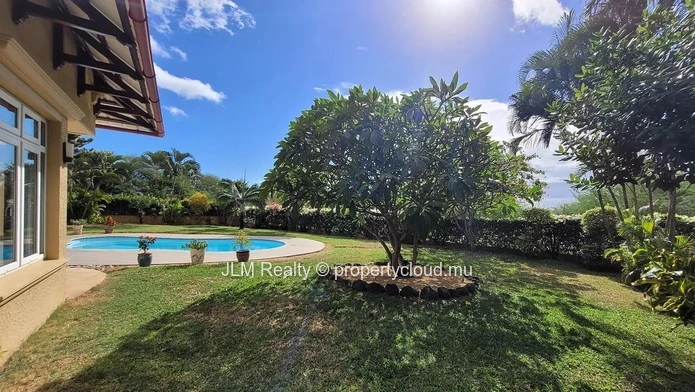 ??For Sale – Charming Villa with Sea View in Tamarin, Île Maurice