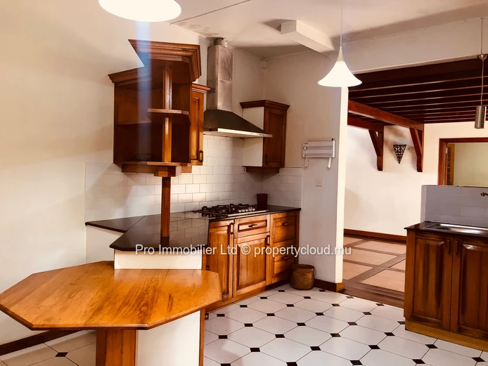 House in the prestigious diplomatic enclave of Avenue King George V, Floréal. FOR RENT