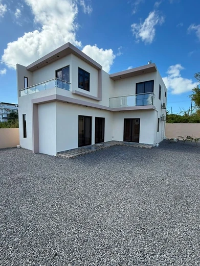 Villa neuve avec grande cour – Un cadre idéal pour votre famille
